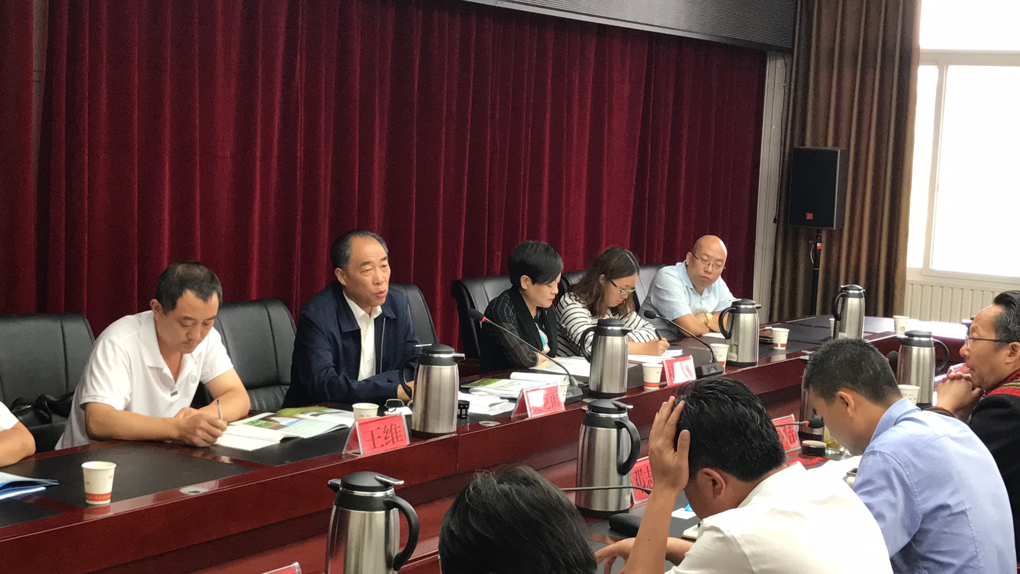 综合办公室王维,布拖县县长罗古阿吉,副书记邓志红,柳子色,毛正华,副